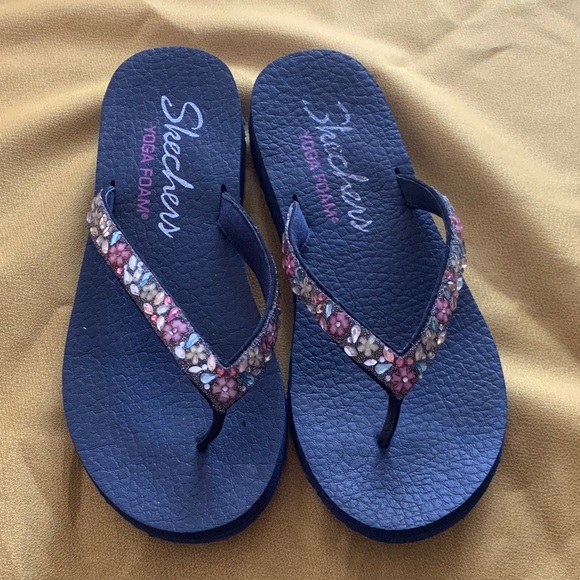 Skechers Woman’s Beaded Sandals size 9 - Picture 2 of 10